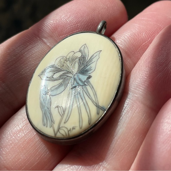 Vintage signed scrimshaw style pendant columbine flower silver plate? - Picture 8 of 10